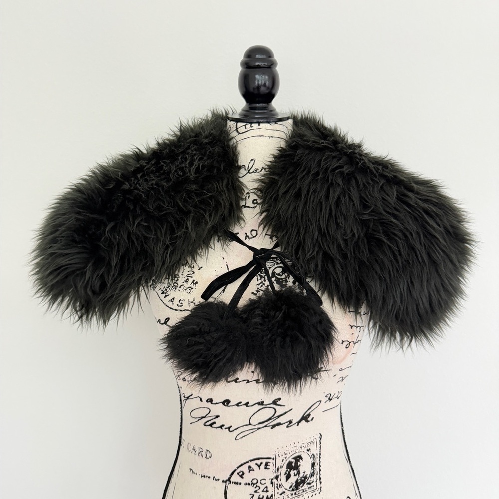 UGG Sheepskin Fur Shoulder Wrap Fluffy Pom Poms Ties Black One size MobWife core - Picture 2 of 10